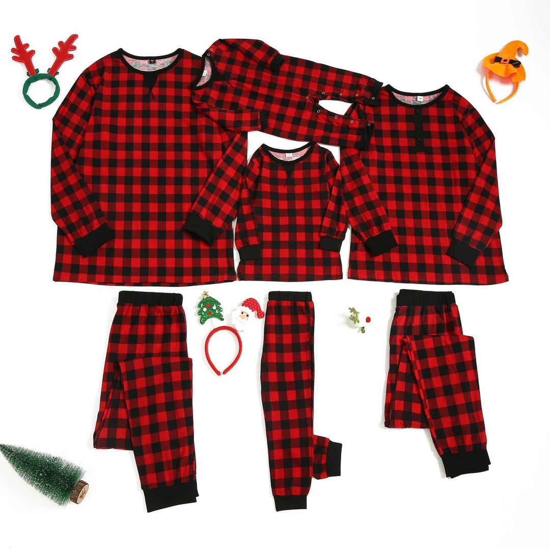 Julens svart-røde rutete familiematchende pyjamassett (med hundeklær)