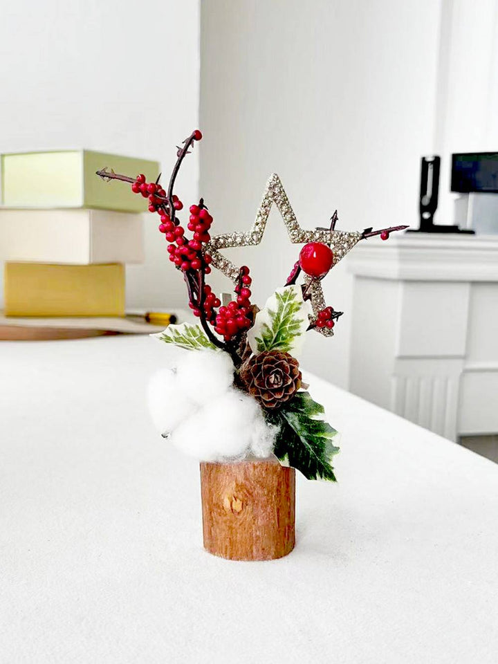 Ramas de cono de pino de bayas rojas de tocón de madera con decoración de árbol de Navidad con lazo