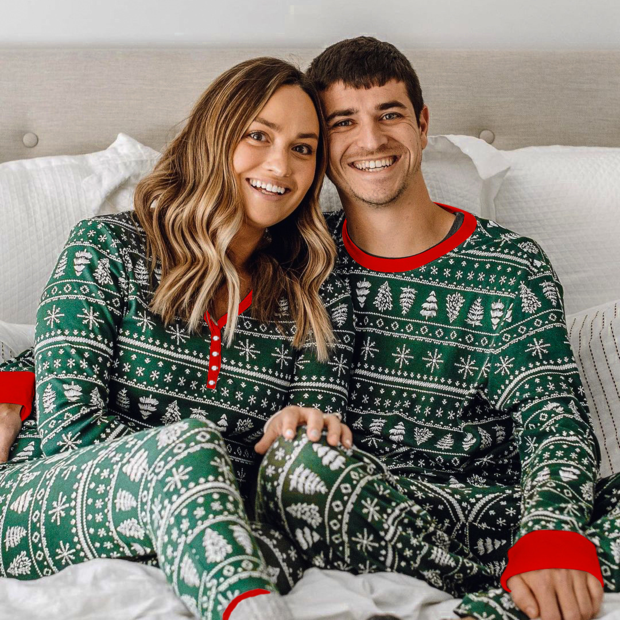 Grønt juletræsmønstret familiematchende pyjamassæt (med hundetøj)