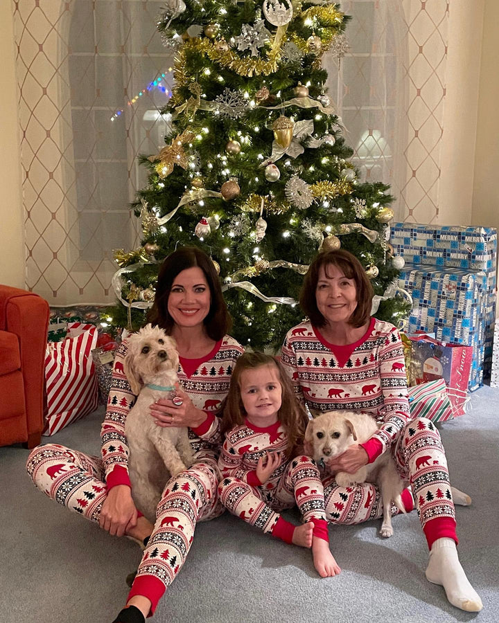 Sødt juletræ og bjørnemønster matchende pyjamassæt