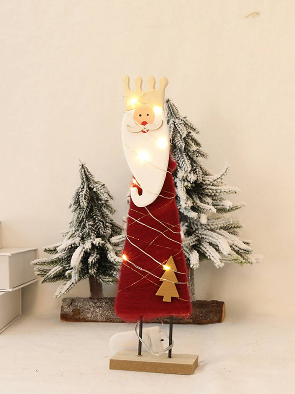 Simpatico ornamento di Babbo Natale in feltro con luci