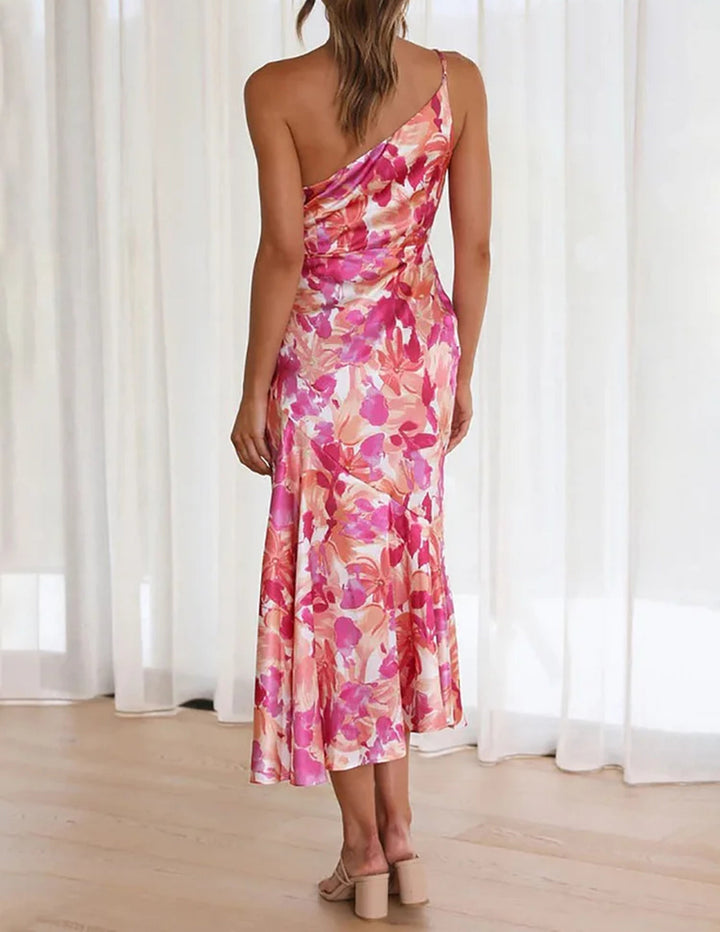 Różowa, satynowa sukienka z marszczeniem na jedno ramię w kwiaty