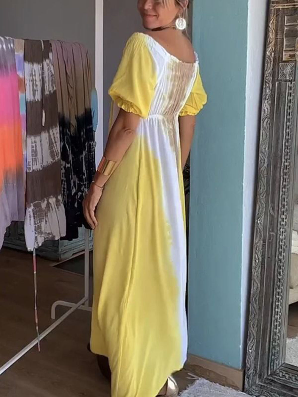 Μαξι φόρεμα με κίτρινο δέσιμο με λαιμόκοψη σε λαιμόκοψη
