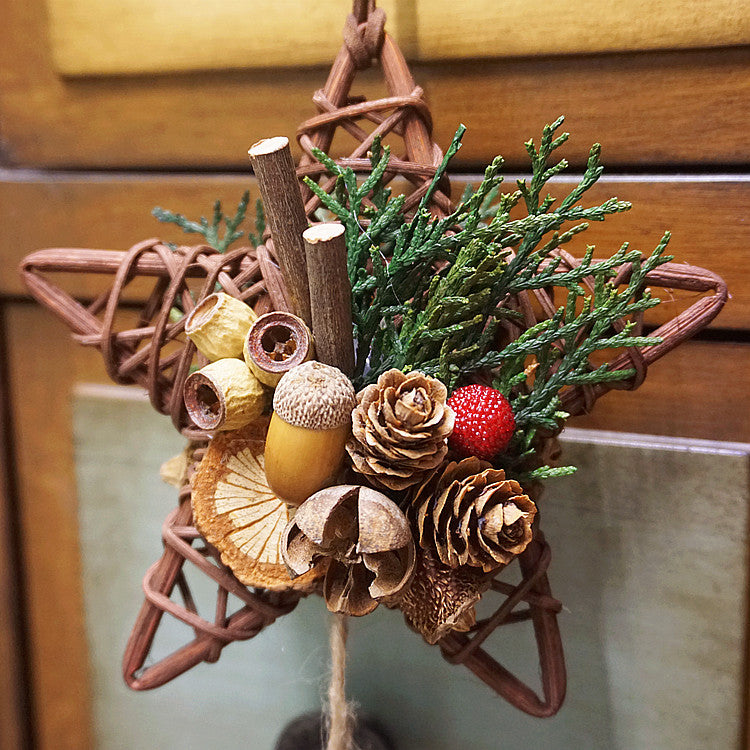 Vánoční dekorace Přívěsek - Lesní borovice Šiška zvonek na auto