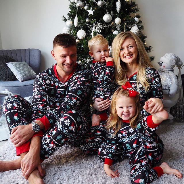 Passende Pyjama-Sets für die ganze Familie mit süßem schwarzen Weihnachtsmann-Aufdruck (mit Hundekleidung des Haustiers)