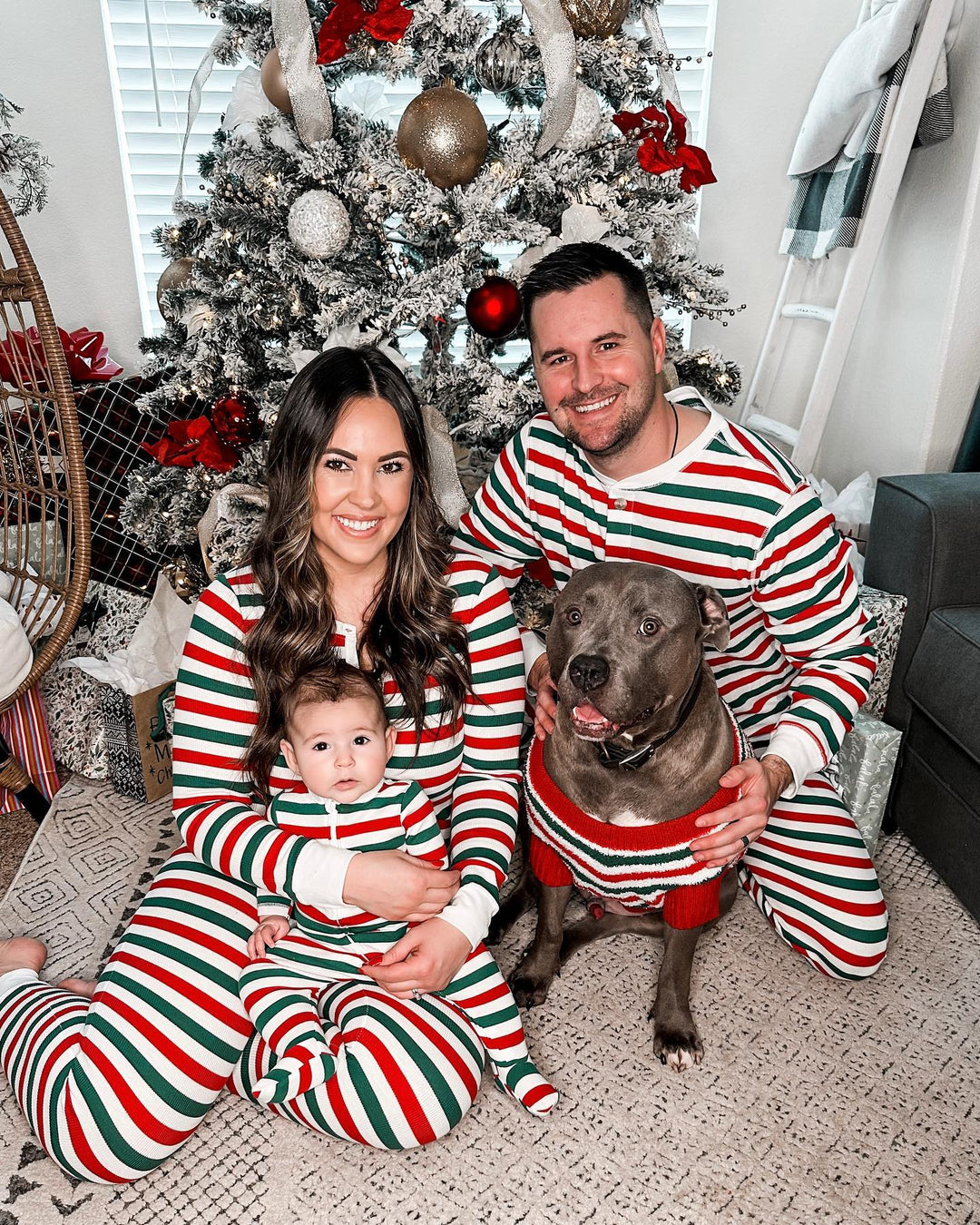 Grøn rød og hvid stribet familie matchende pyjamas sæt