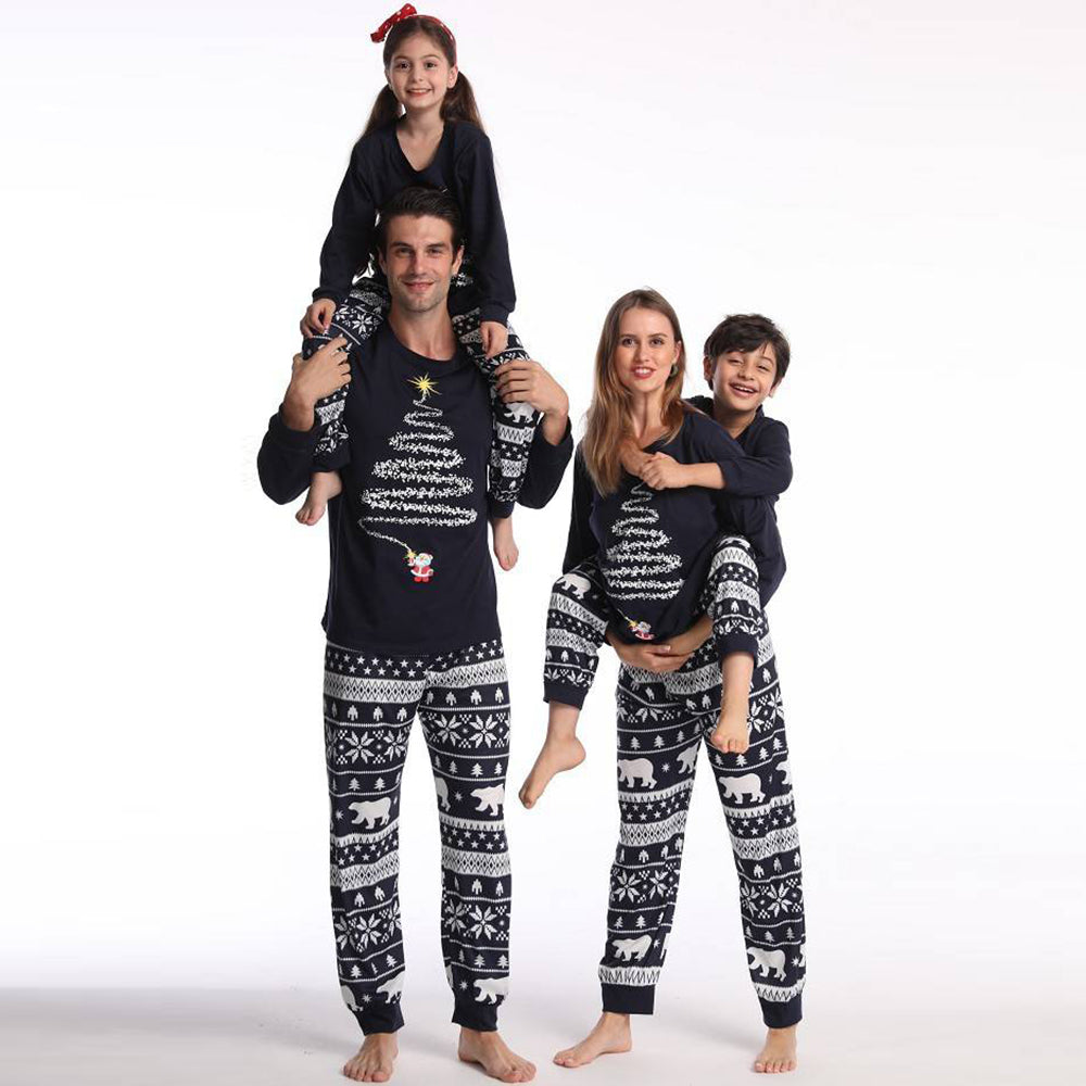 Set pigiama familiare abbinato all'albero di Natale