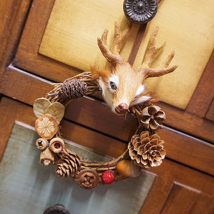 Świąteczna dekoracja wisząca z głową jelenia w kształcie szyszek