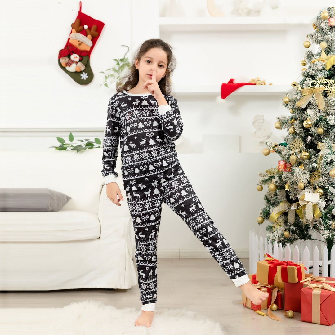Conjunto de pijama a juego familiar con estampado navideño en blanco y negro