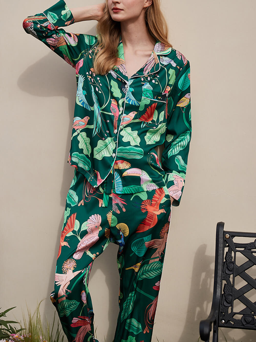 Groene zijden pyjamaset met papegaaienprint