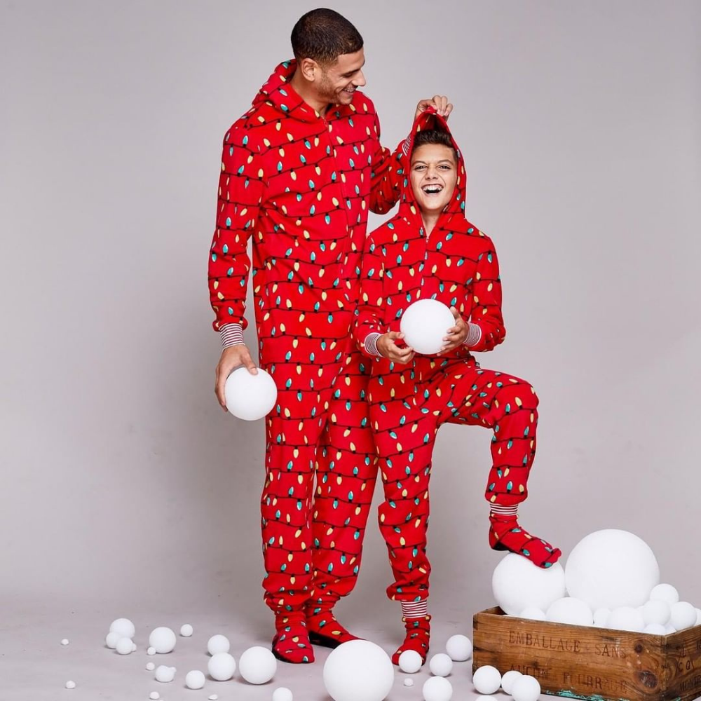 Conjunto de pijamas combinando para casa com lâmpada vermelha de Natal