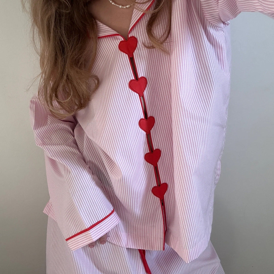 Dívka miluje pyžamo v růžových proužcích