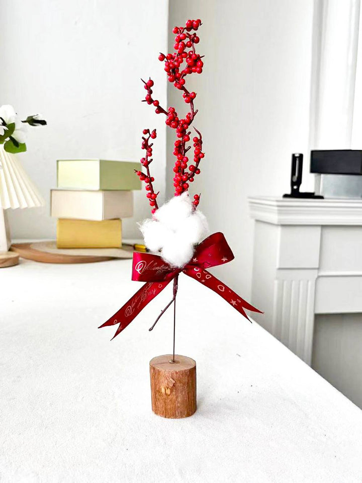 Ramos de pinha de baga vermelha de toco de madeira com decoração de árvore de Natal em arco