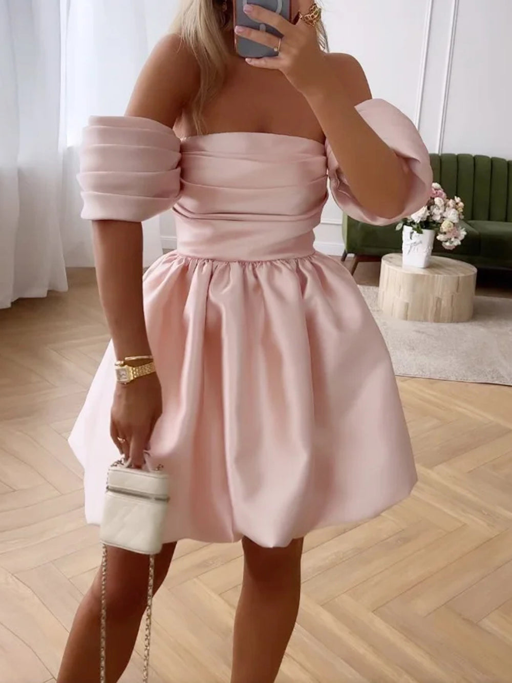 Sukienka w jednolitym kolorze, z bufiastymi rękawami i jednym ramieniem