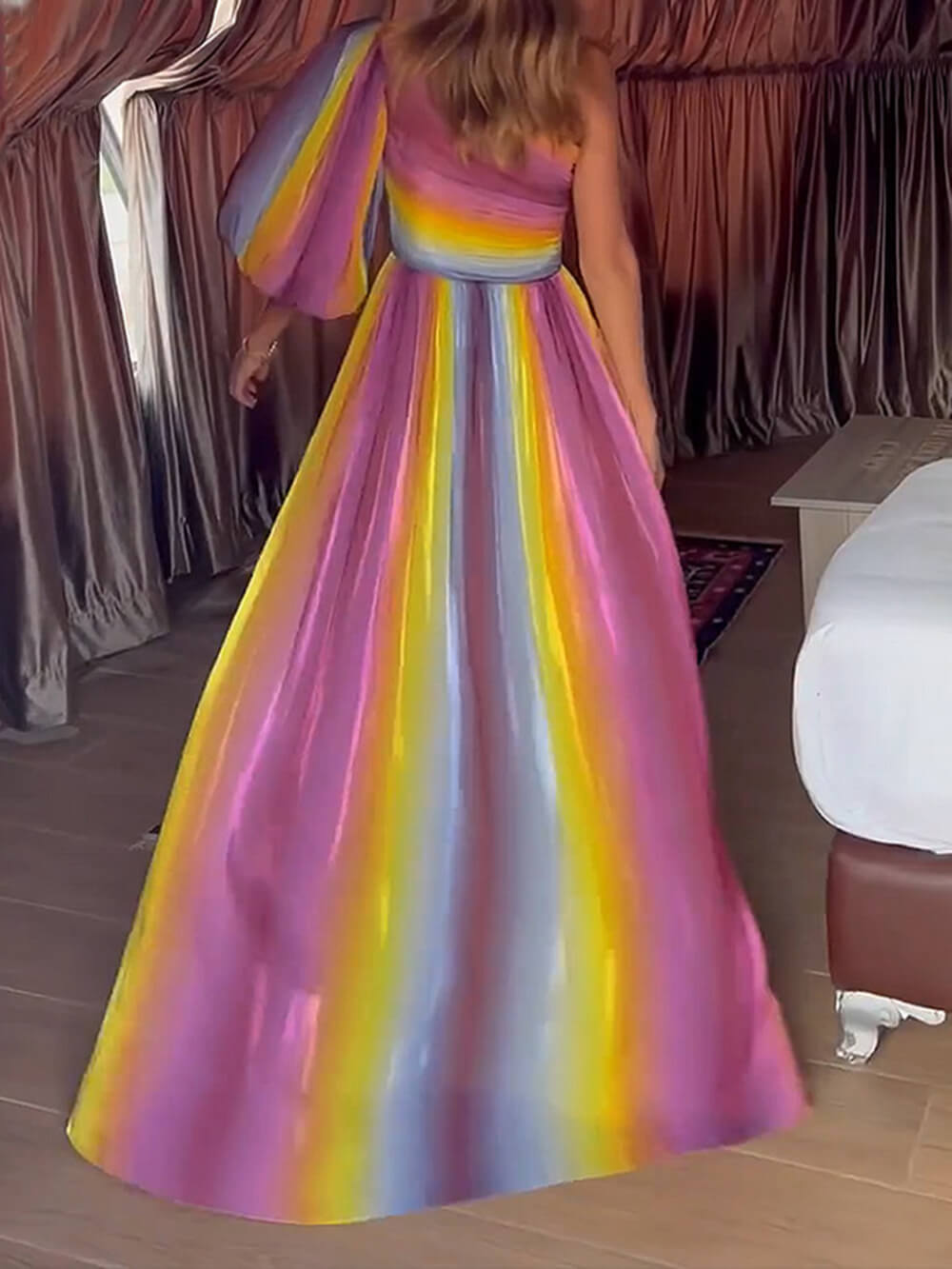 Vestido maxi com estampa arco-íris sem ombros