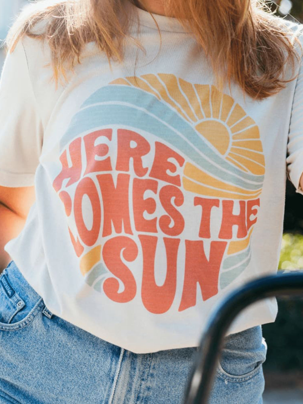 Camiseta con gráfico Aquí viene el sol