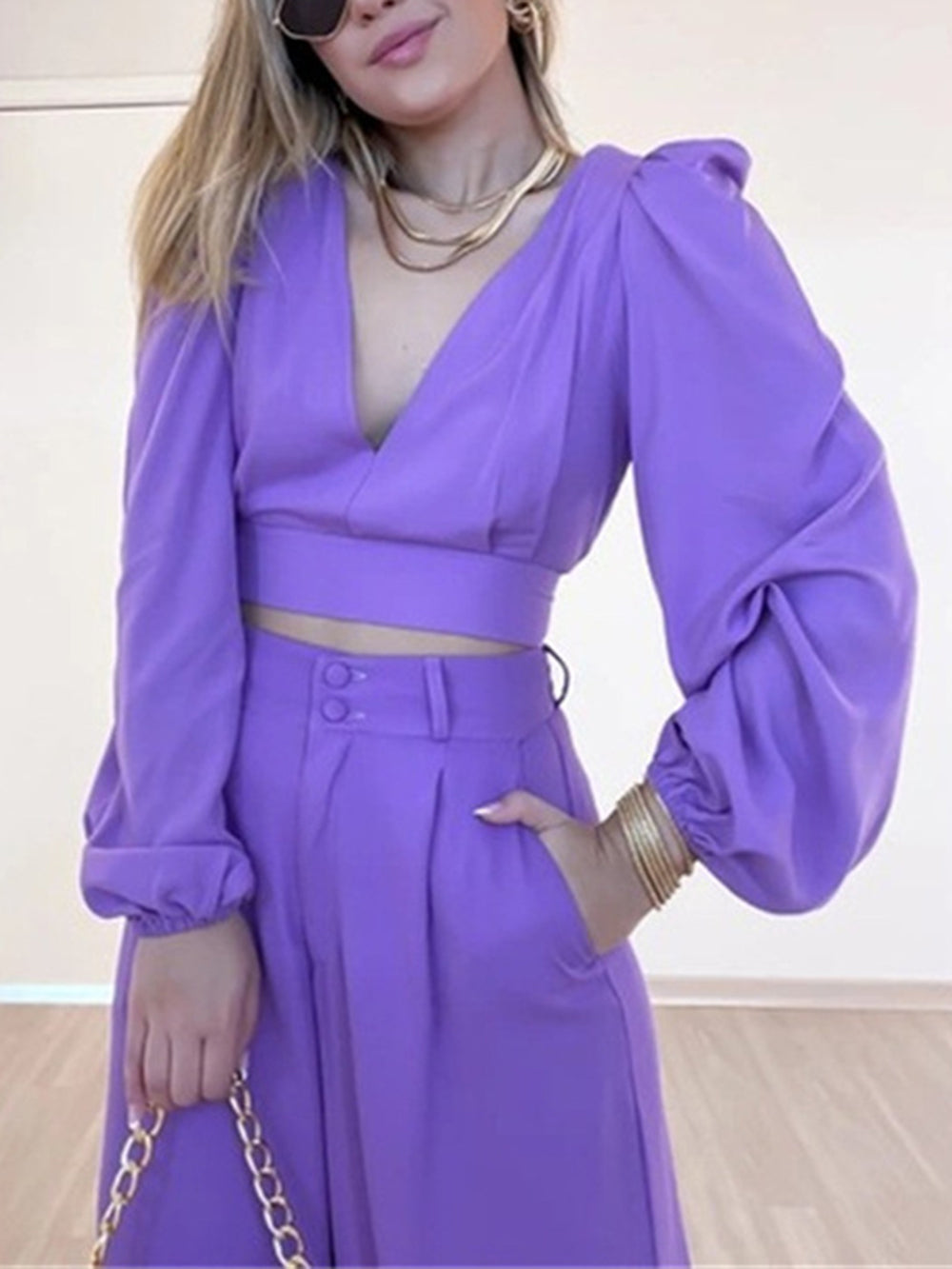 Lavendelfarbenes Hosenset mit tiefem Ausschnitt