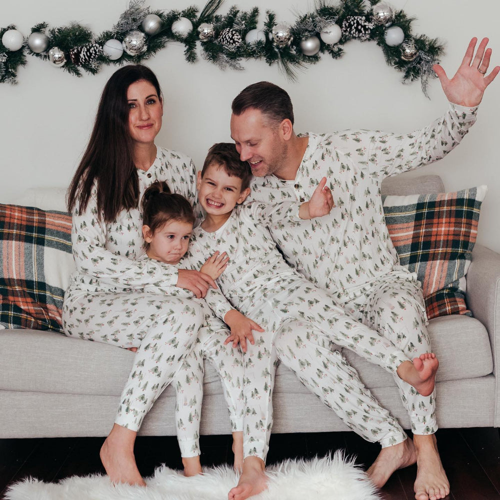 Hvidt lille juletræ familiematchende pyjamassæt (med kæledyrshundes Pj'er)
