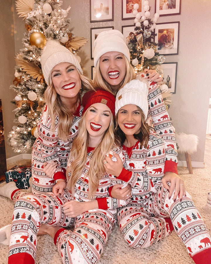 Sødt juletræ og bjørnemønster matchende pyjamassæt