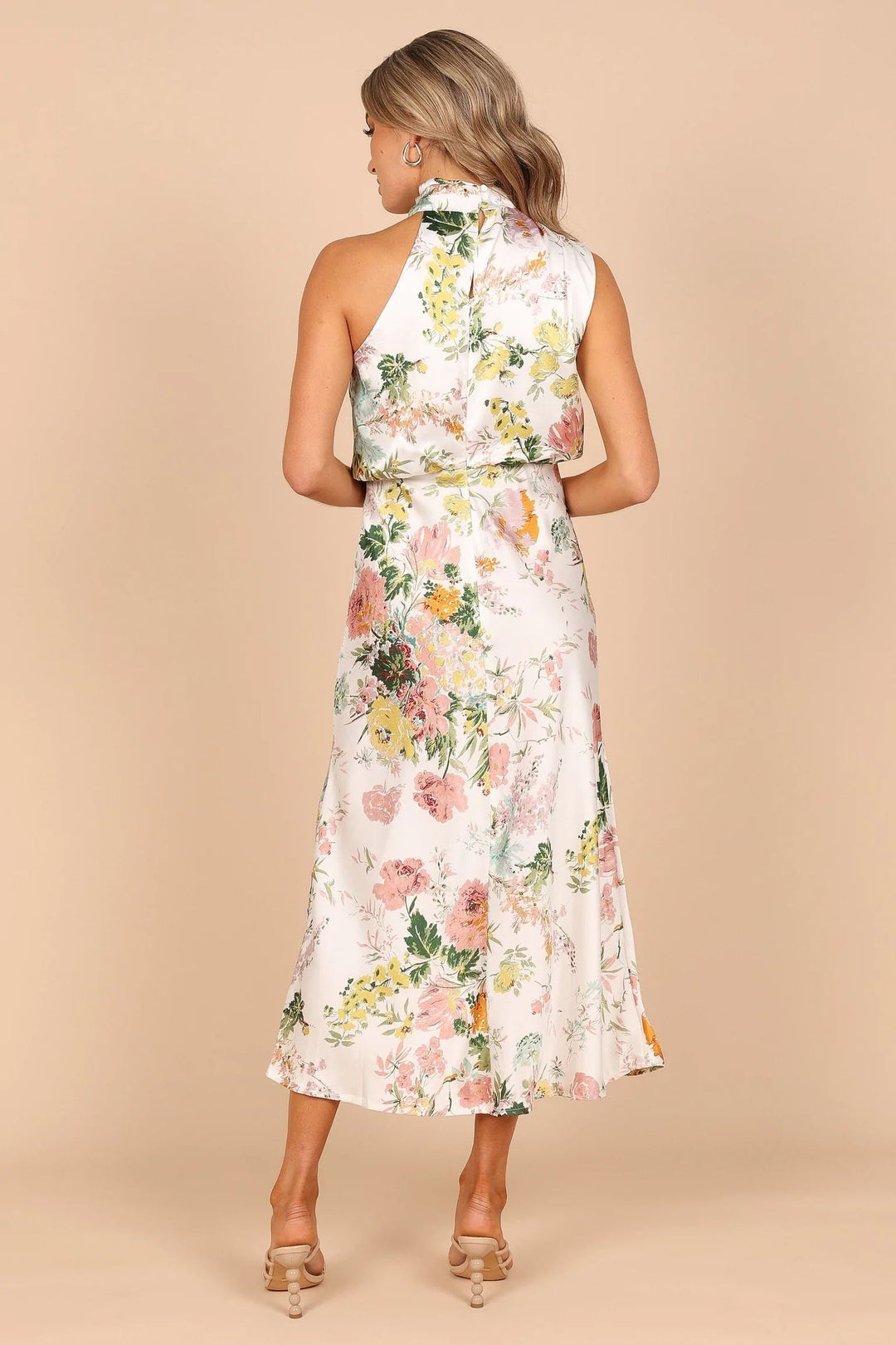 Sukienka maxi z motywem wina Country Dates z kwiatowym dekoltem i wiązaniem na szyi, z elastyczną talią