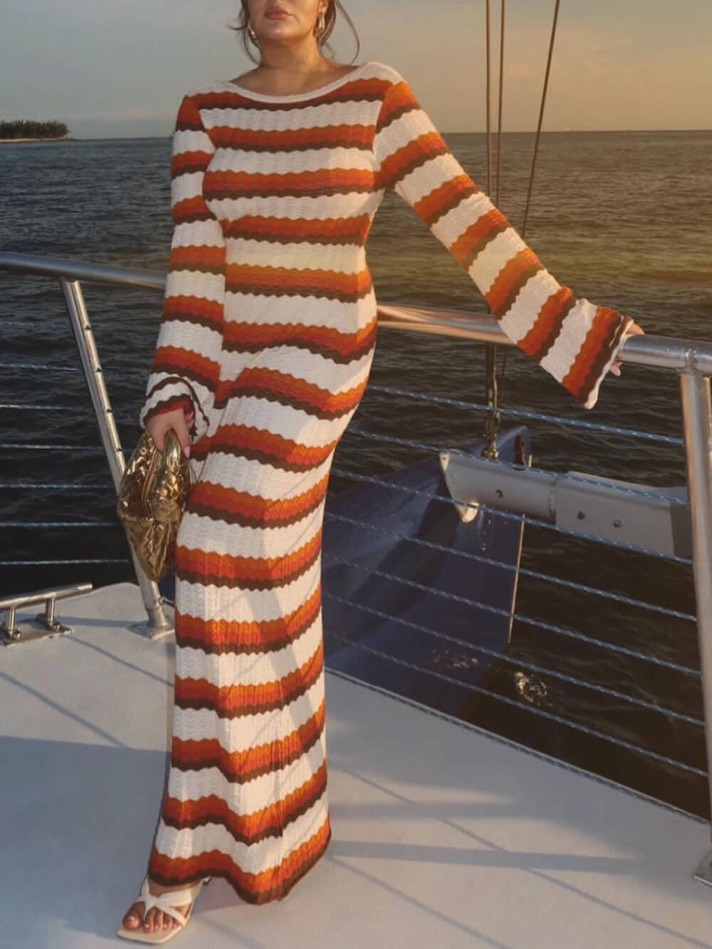 Vestido maxi de crochê com padrão ziguezague e costas abertas