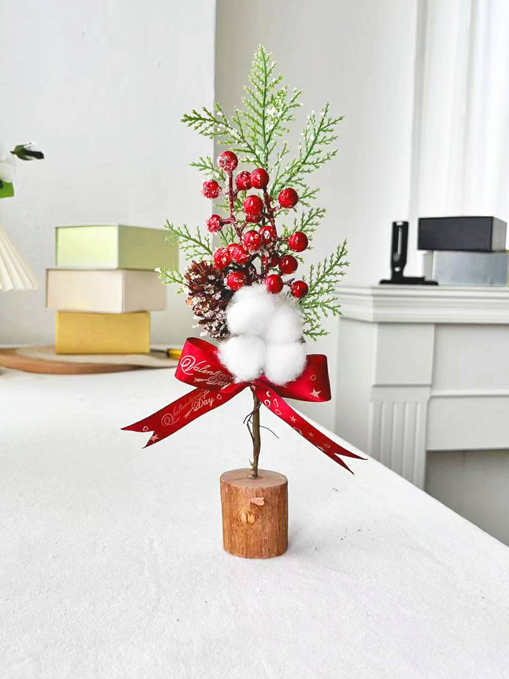 Branches de cône de pin de baie rouge de souche de bois avec la décoration d'arbre de Noël d'arc