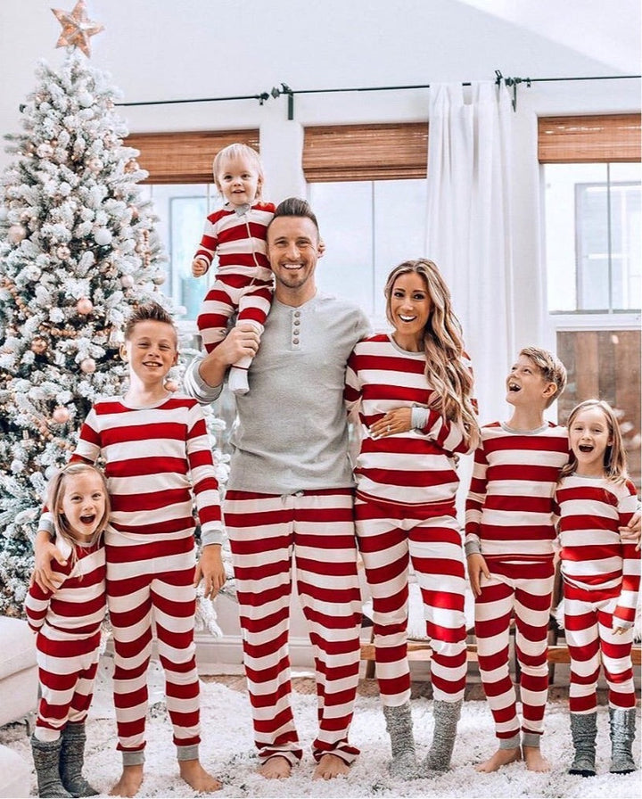 Conjunto de pijama familiar a rayas rojas y blancas navideñas (con ropa para perros)