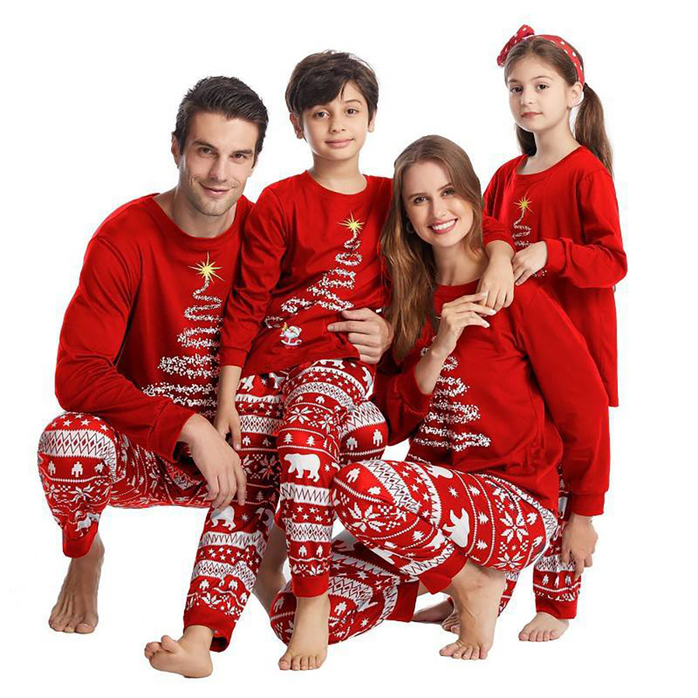 Conjunto de pijama familiar combinando com árvore de Natal