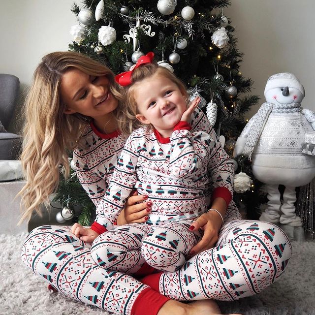 Vánoční oblek pro rodiče a dítě s kulatým límečkem