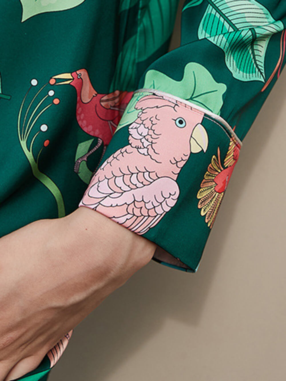 Conjunto de pijama de seda com estampa de papagaio verde