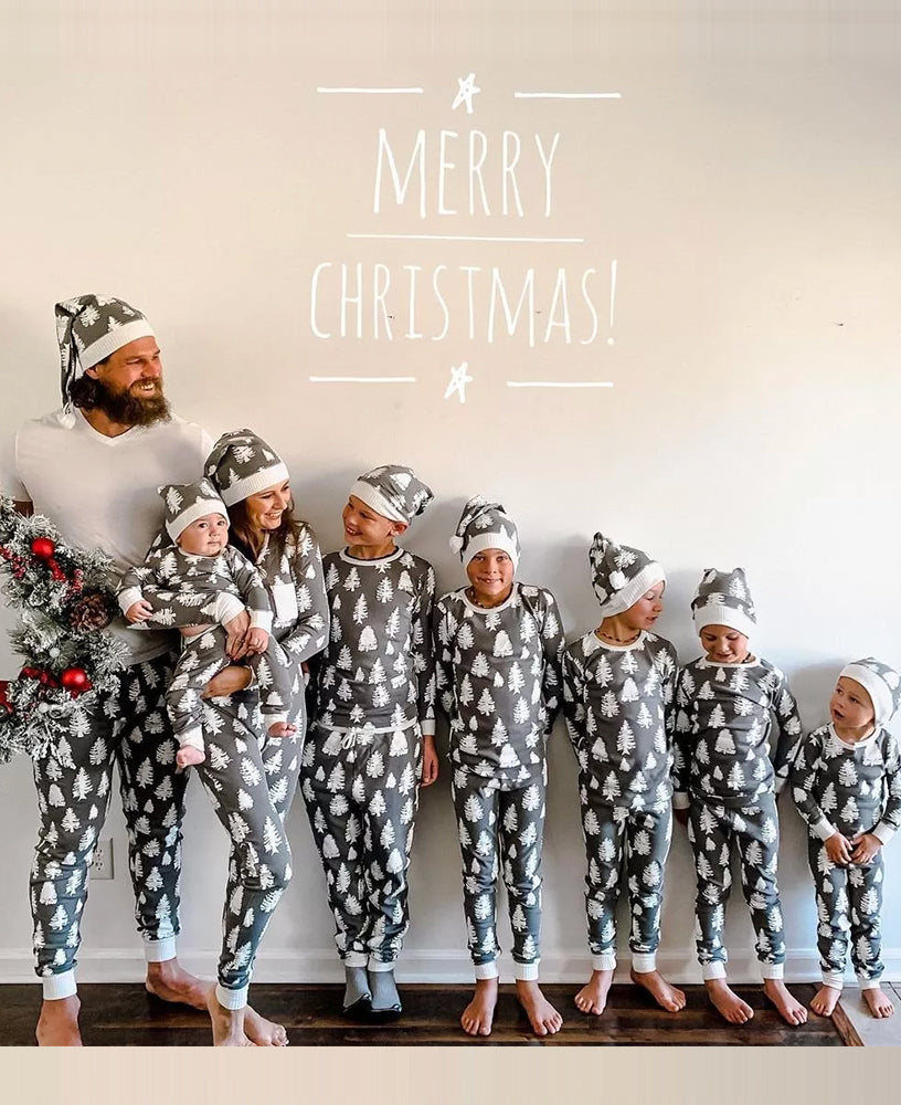 Grå og hvit juletretrykk Familiematchende pyjamas