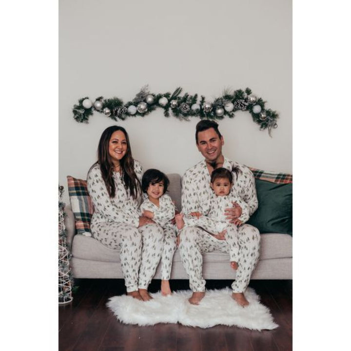 Conjuntos de pijamas brancos com pequena árvore de Natal combinando (com pijamas de cachorro de estimação)