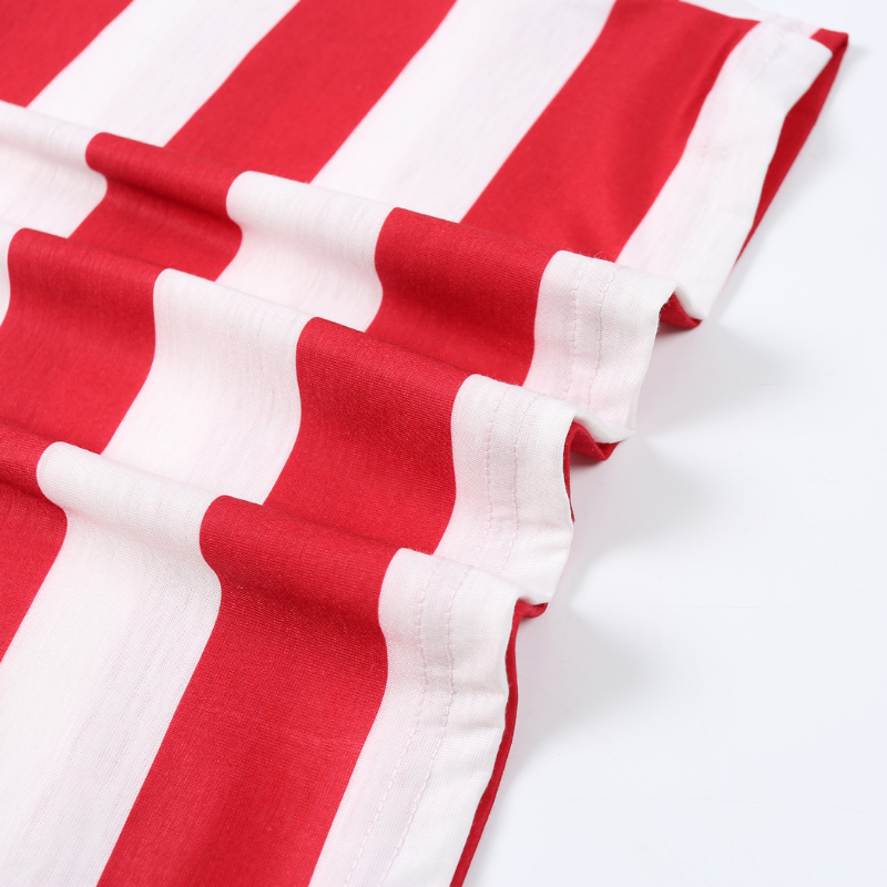 Rot-weiß gestreiftes Familien-Schlafanzug-Set für den Urlaub (mit Hundekleidung)
