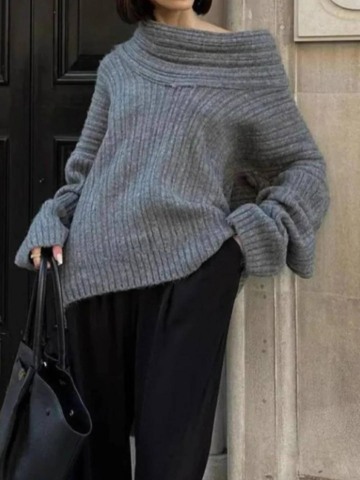 Oversize'owy sweter z dzianiny o wysokim kroju