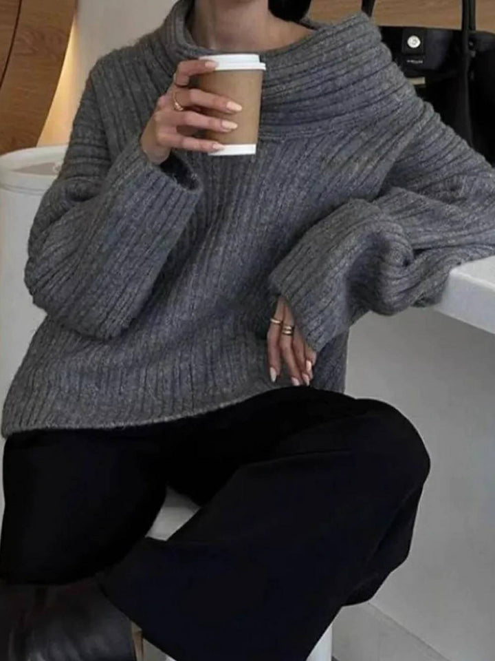 Oversize'owy sweter z dzianiny o wysokim kroju