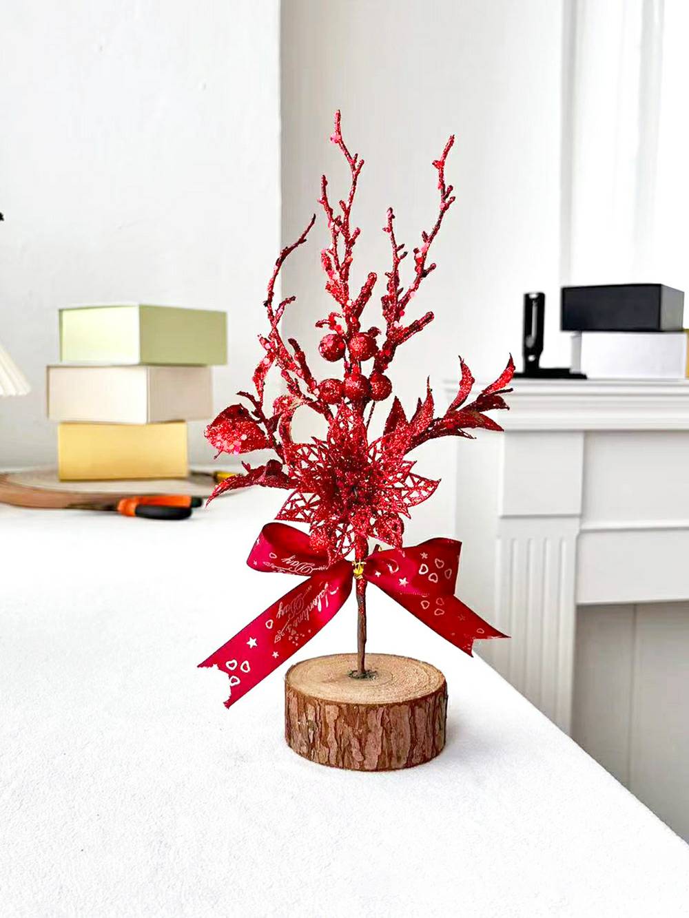 גדם עץ ענפי אצטרובלים אדומים ברי עם קישוט עץ חג המולד בקשת
