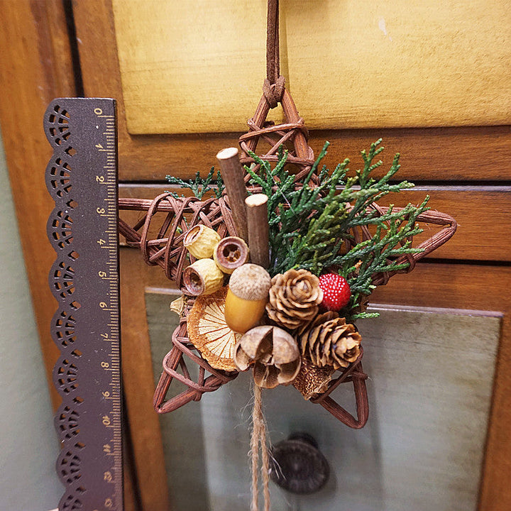 Ciondolo decorativo natalizio: decorazione per auto con campana a pigna della foresta