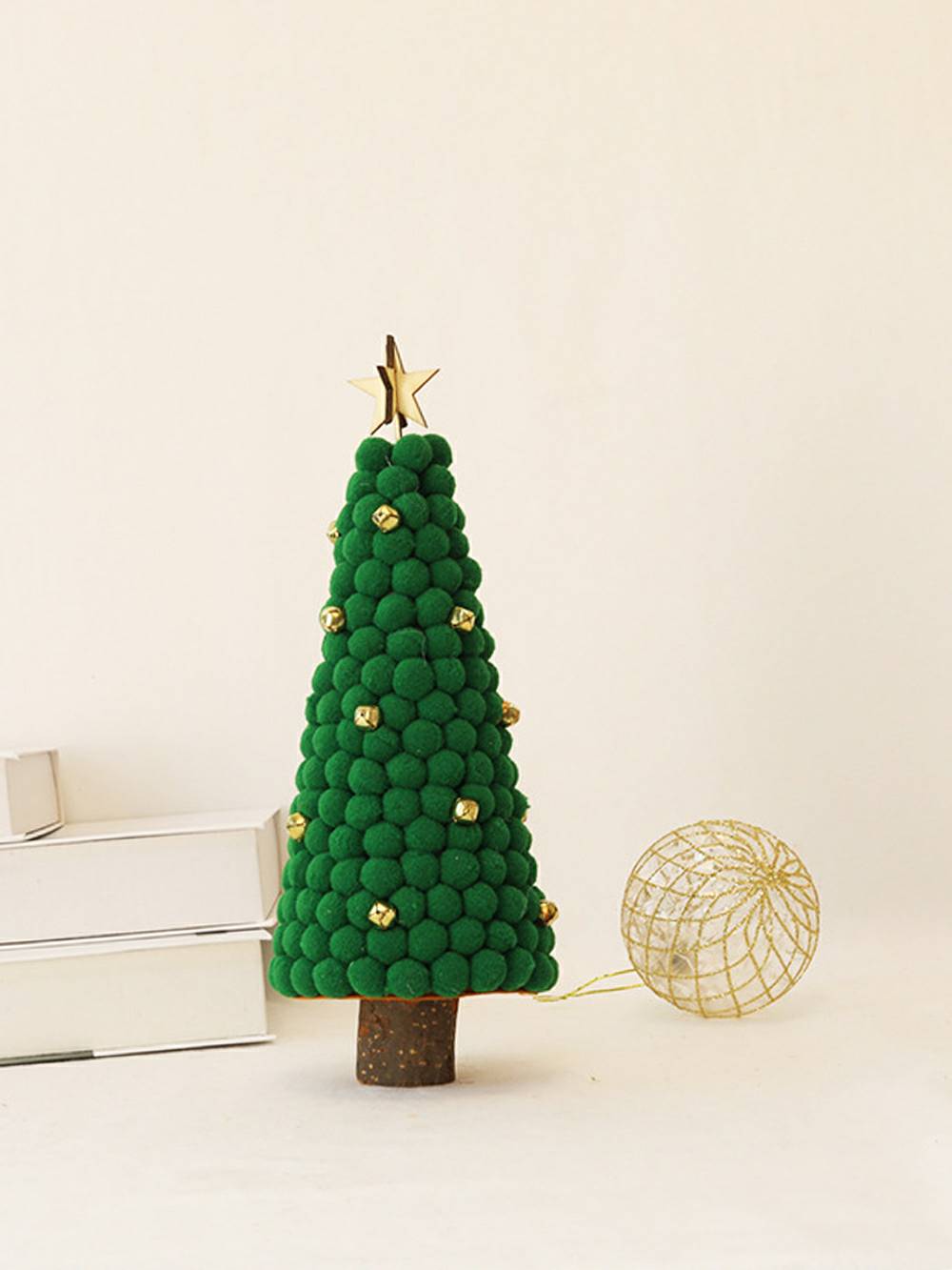 Χαριτωμένος στολισμός χριστουγεννιάτικου δέντρου από τσόχα