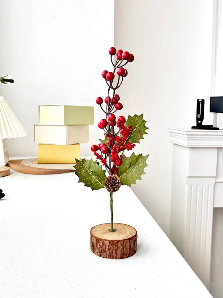 Holzstumpf, rote Beeren-Kiefernzapfenzweige mit Schleife, Weihnachtsbaumdekoration