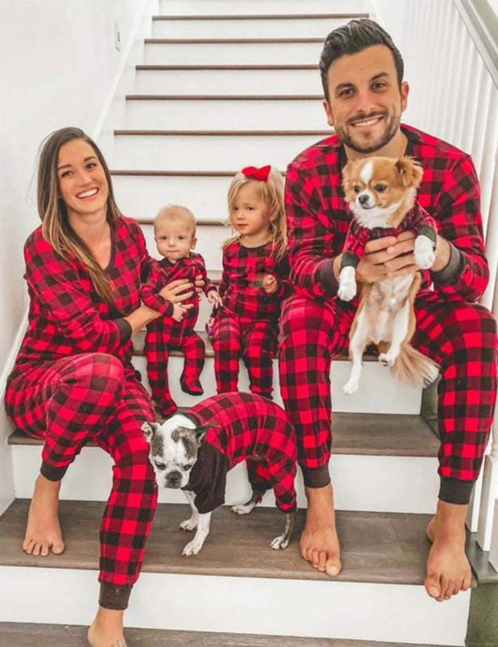 Julens svart-røde rutete familiematchende pyjamassett (med hundeklær)