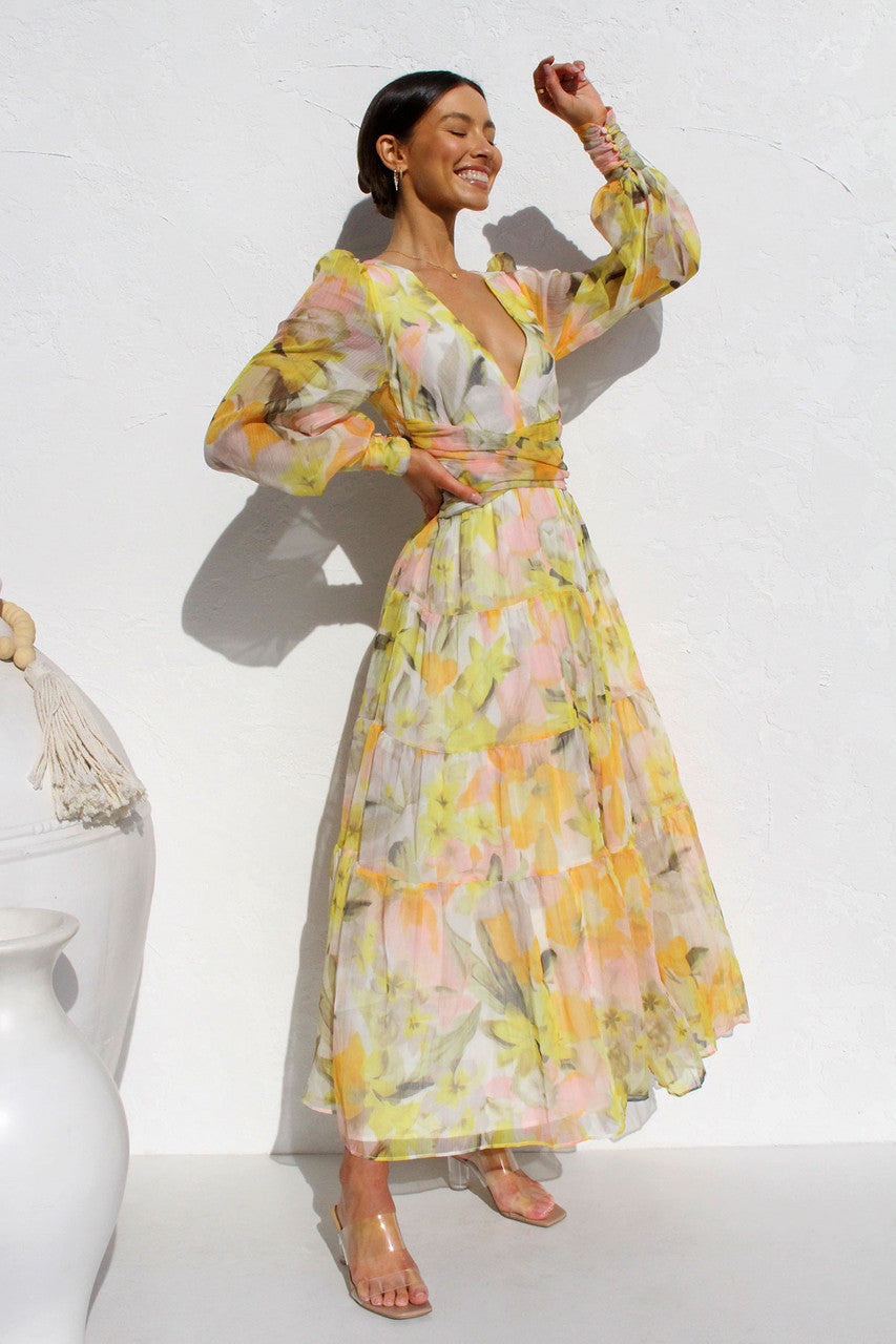 Maxi šaty s květinovými balonovými rukávy s malovanou inspirací