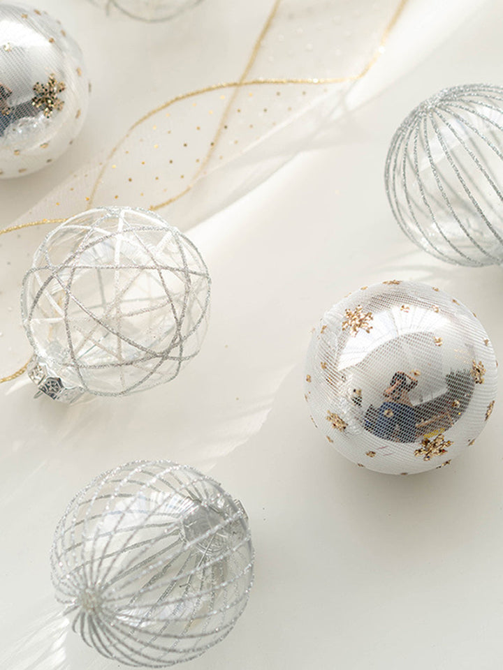 Zestaw dekoracji choinkowych w postaci bombek malowanych na Boże Narodzenie