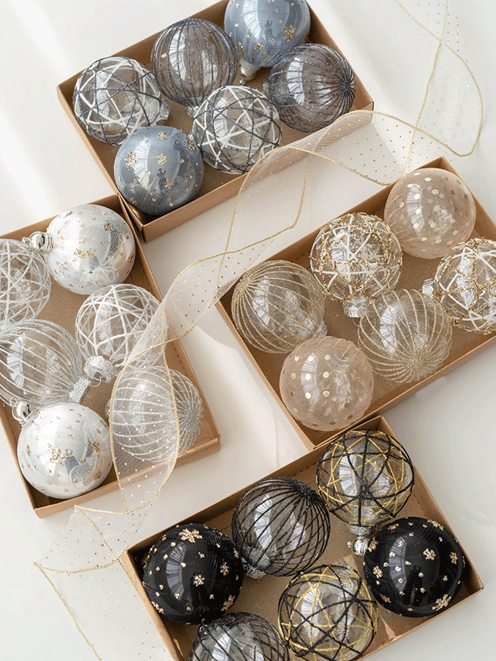 Set di decorazioni per albero di Natale con palline dipinte di Natale