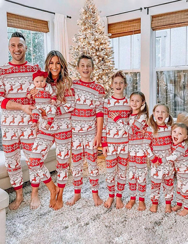Kerstfamiliepyjamaset met rode rendierprint en stiksel