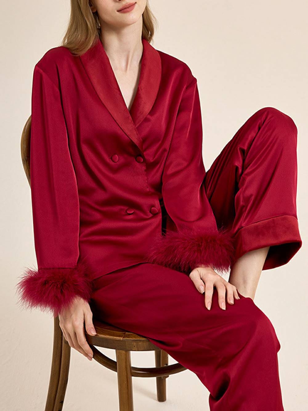 Conjunto de pijama vermelho com acabamento em penas