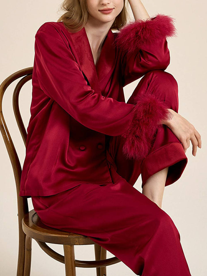 Conjunto de pijama vermelho com acabamento em penas