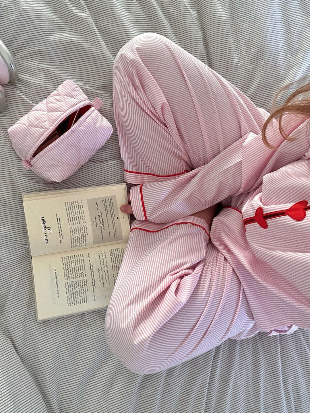 Dívka miluje pyžamo v růžových proužcích