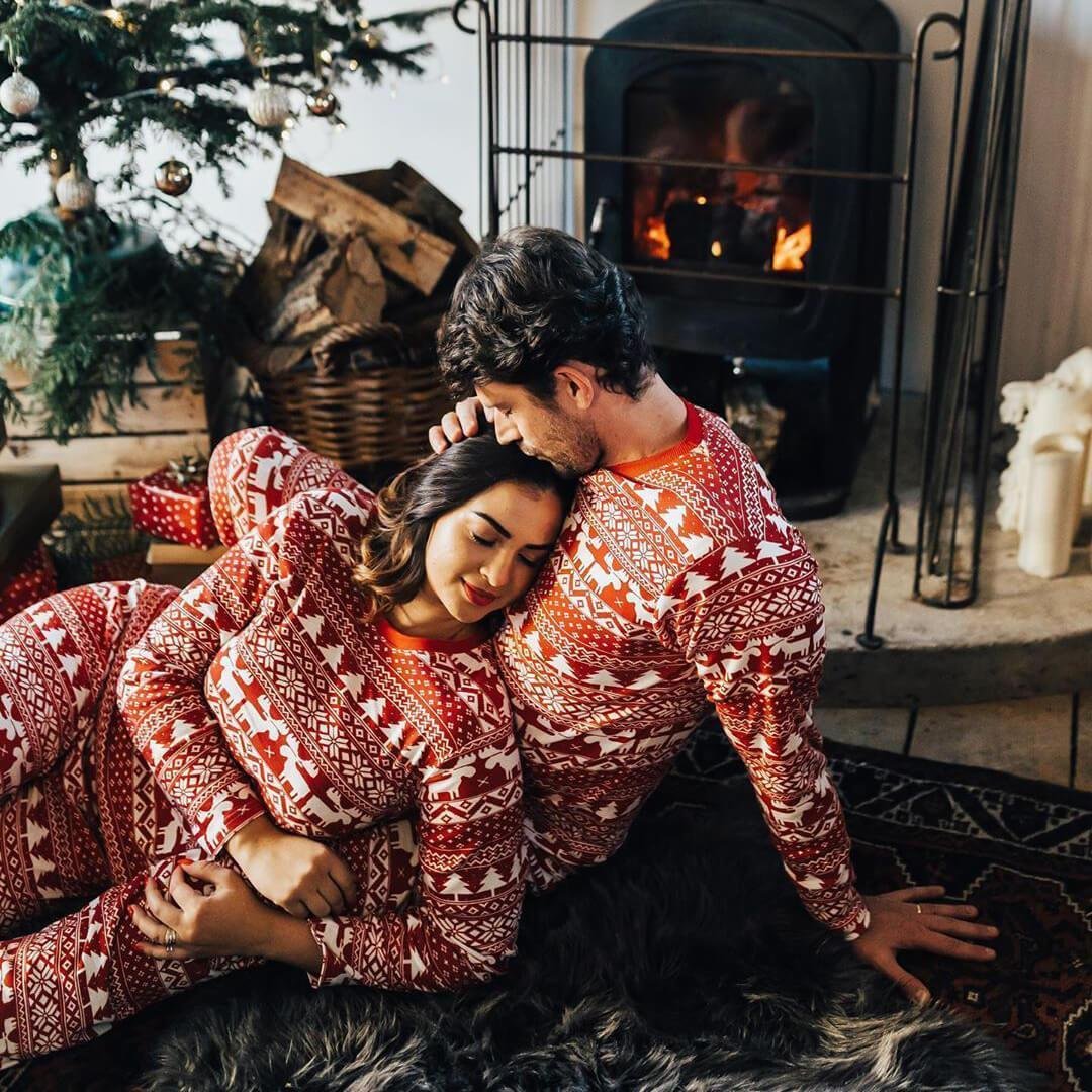 Conjuntos de pijamas combinando para a família com estampa de Natal vermelho e branco