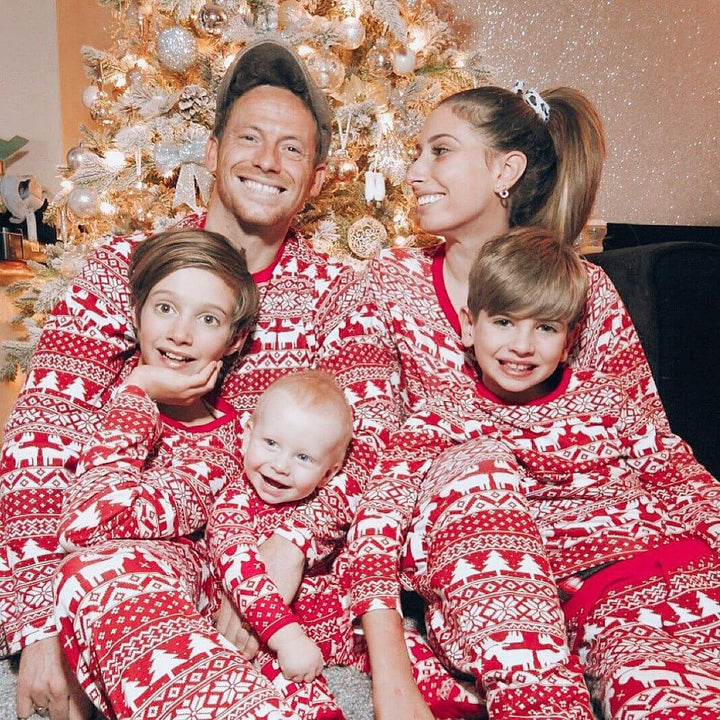 Bijpassende pyjamasets voor de familie met rode en witte kerstprint