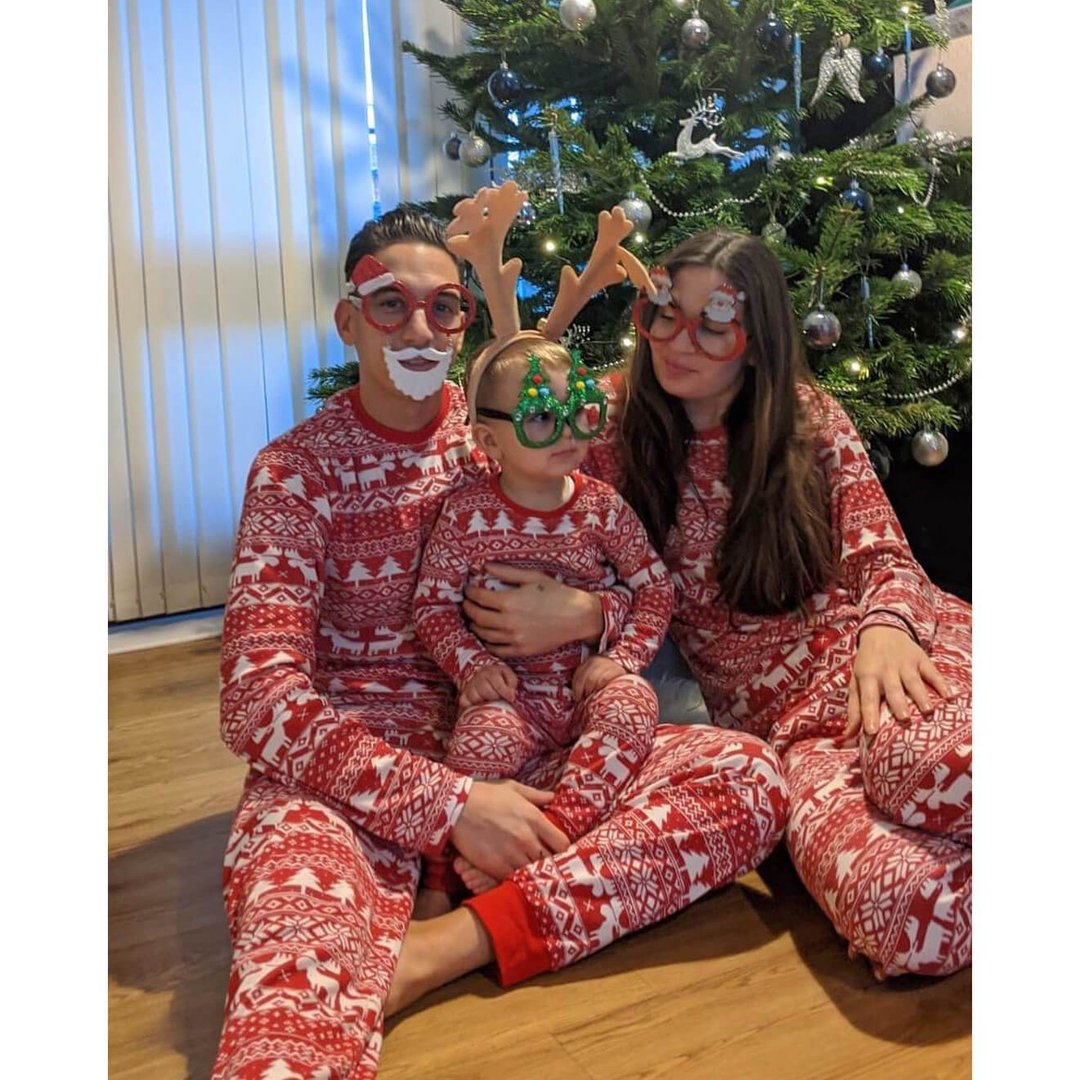 Röda och vita jultryck Familjematchande pyjamasset